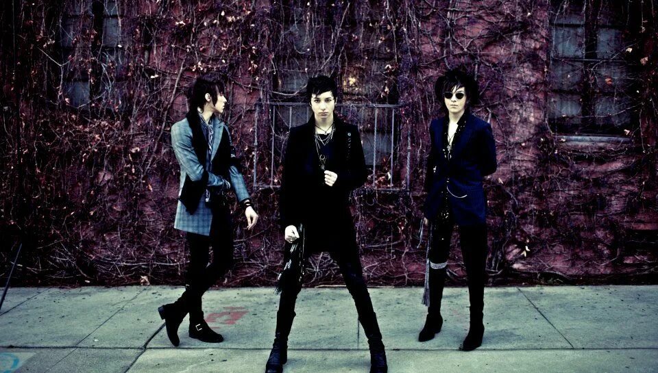 Себастьян данциг palaye royale. Palaye royale вокалист. Palaye royale umakemenotwannadie. Palaye royale lonely обложка. Palaye royale fever dream.