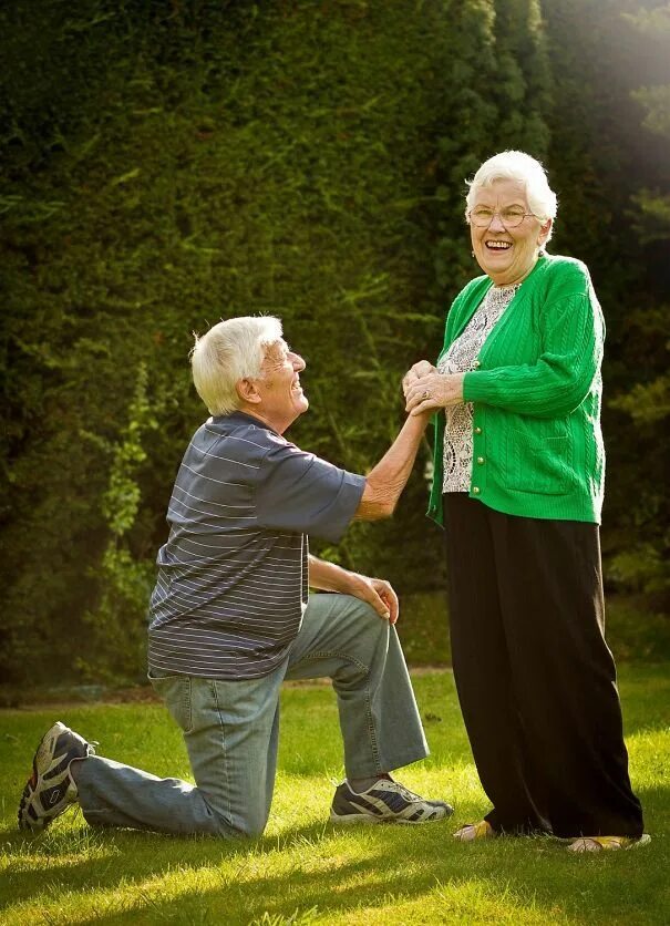 Пожилые люди. Счастливые пожилые люди. Счастливые пенсионеры. Пожилая пара.