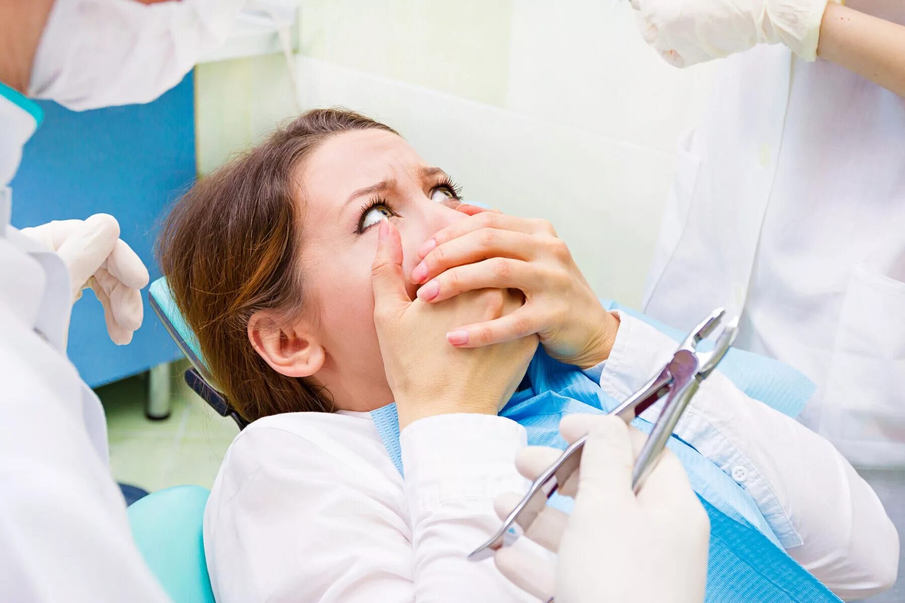 Стоматолог и пациент. Боязнь стоматологов. Можно вылечить зубы разом