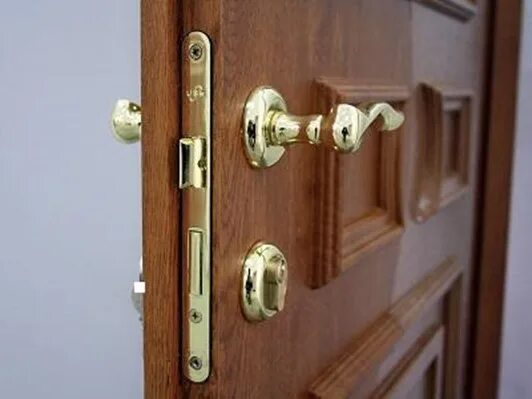 Как снять замок комнатной двери Ответы : Как и куда вставляется эта пружина дверного замка