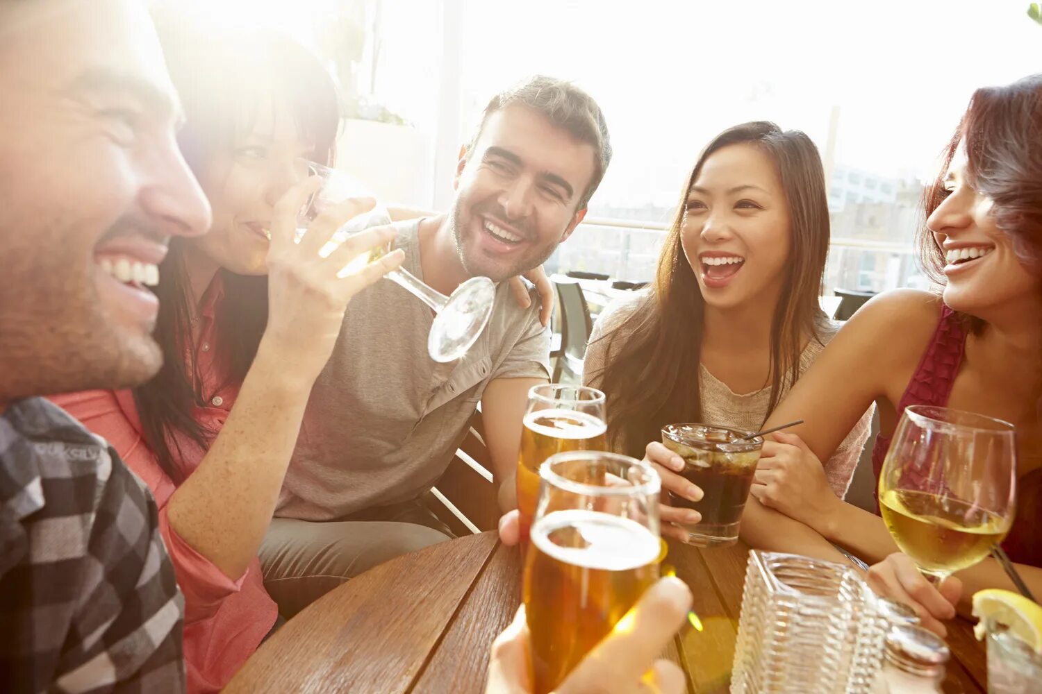 С друзьями всегда весело. Компания в баре с пивом. Вечеринка с пивом. Пивные посиделки с друзьями. Компания друзей с пивом.