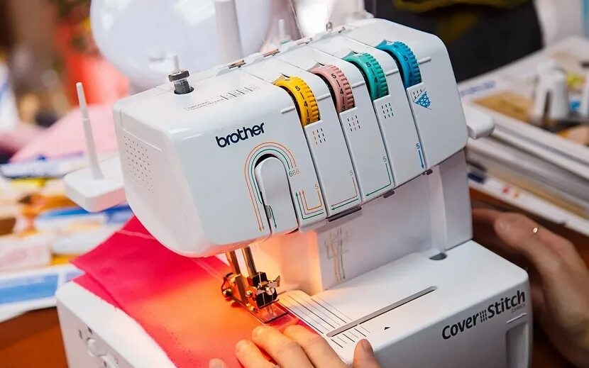 Как выбрать швейный оверлок. Janome швейная машина с оверлоком. оверлок швея. оверлоки и коверлоки. машина коверлок.