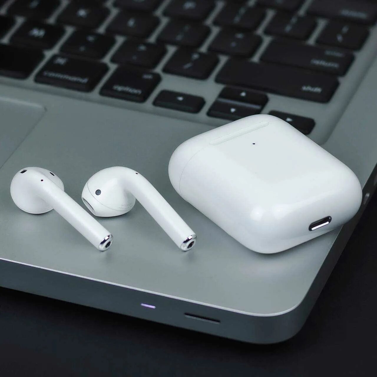 Airpods один наушник разряжается быстрее. Airpods i20. наушники airpods последняя поколения. наушники аналог apple. беспроводные наушники на столе в домашних условиях.