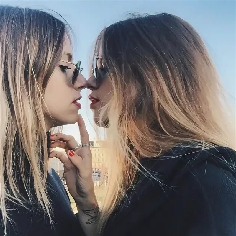 They them lesbian. Две подруги. Поцелуй девушек. Две девушки.