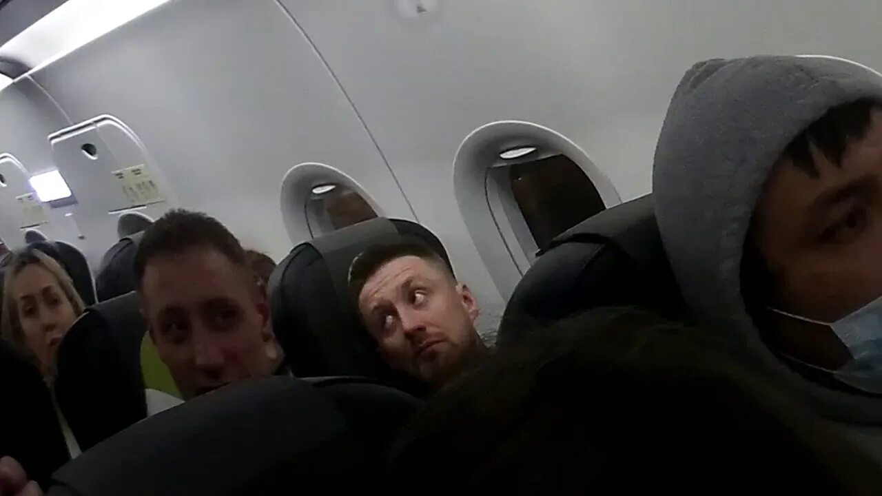 Сон в самолете. Vietjet air стюардессы. Прием питания на борт воздушного судна. Рейс u6 365. Самолет с пассажиром.