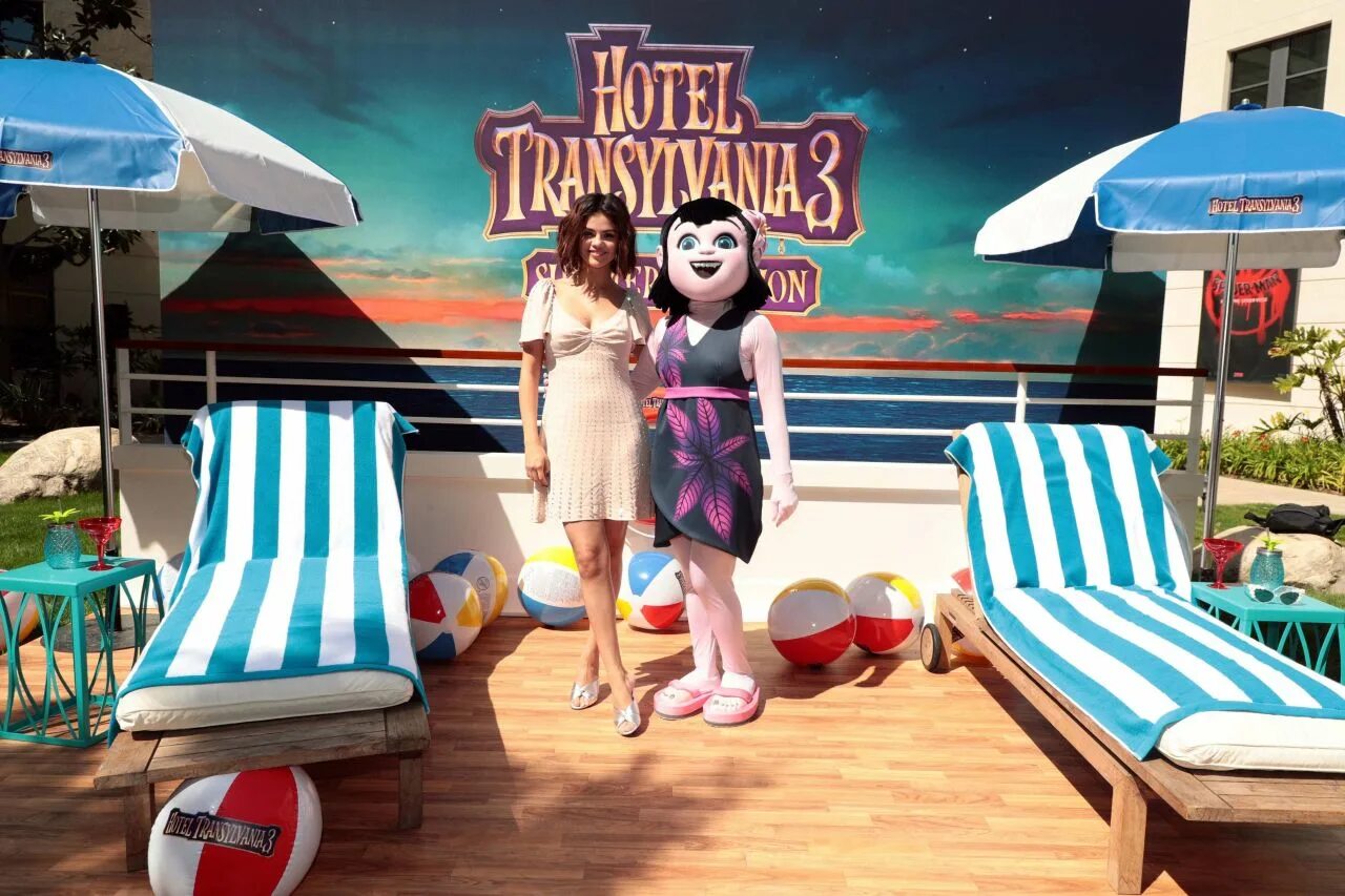 Дом на каникулах 3. Selena Gomez Hotel Transylvania 3. Hotel Transylvania 3 Summer vacation. Hotel Transylvania 3: a Monster vacation (2018). The Cabin Summer vacation Скриншоты.