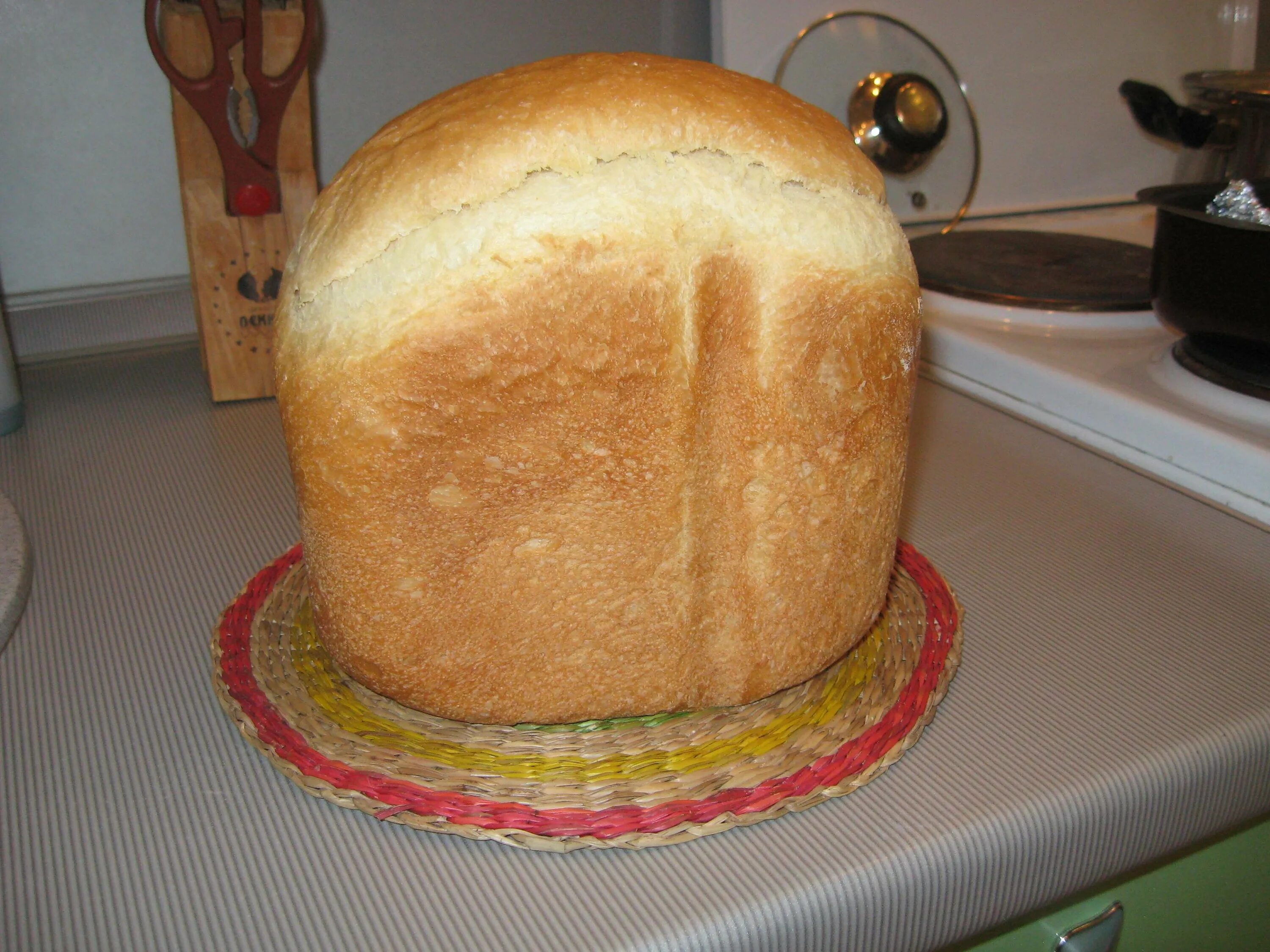 Видео печь хлеб. Домашний хлеб из хлебопечки. Домашний хлеб в хлебопечке. Хлебопечка с хлебом. Деревенский хлеб в хлебопечке.
