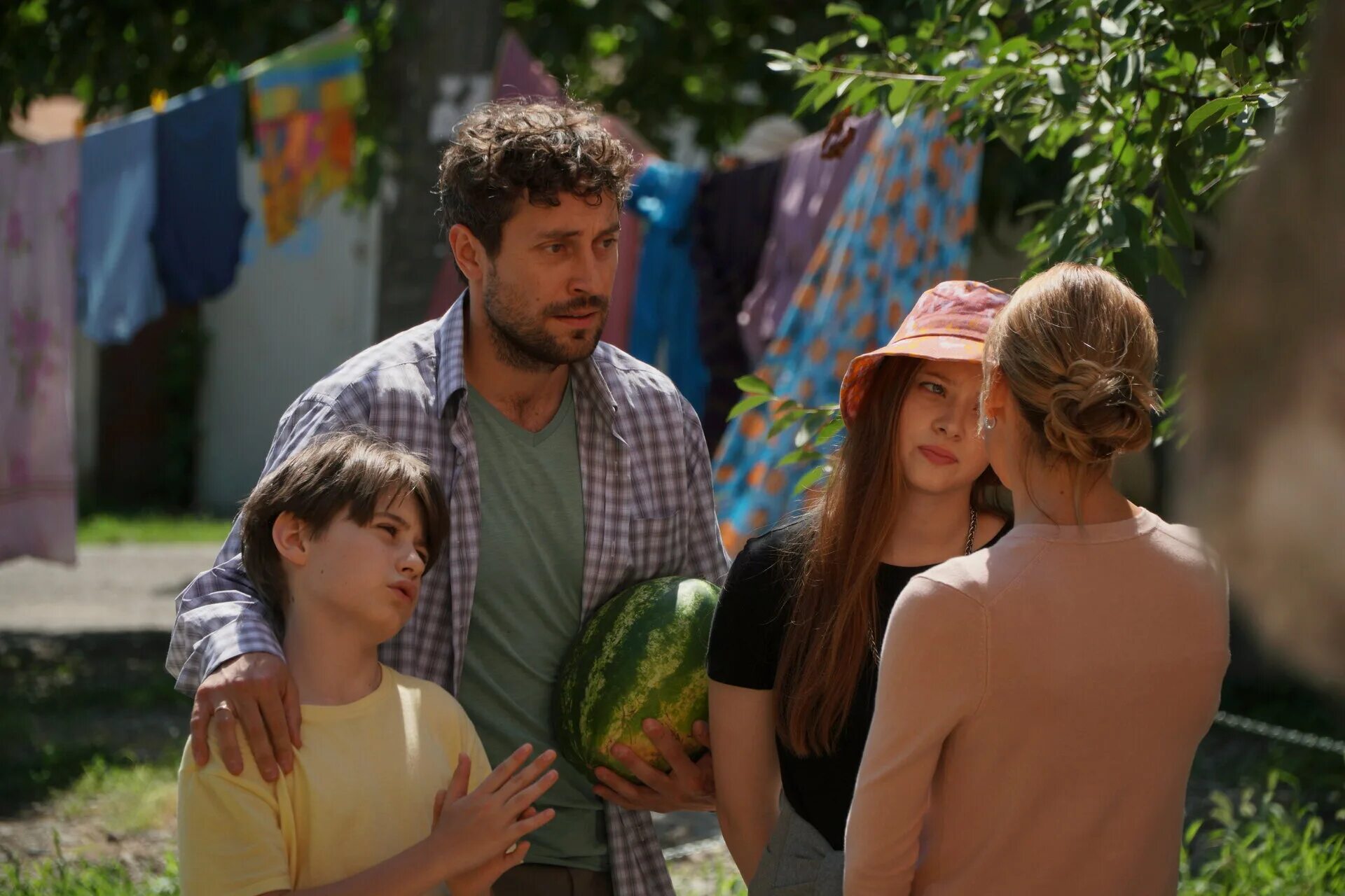 день да фильм. семейный бюджет 2021 арсений попов. день да фильм 2022. дженна ортега родители. семья года фильм.