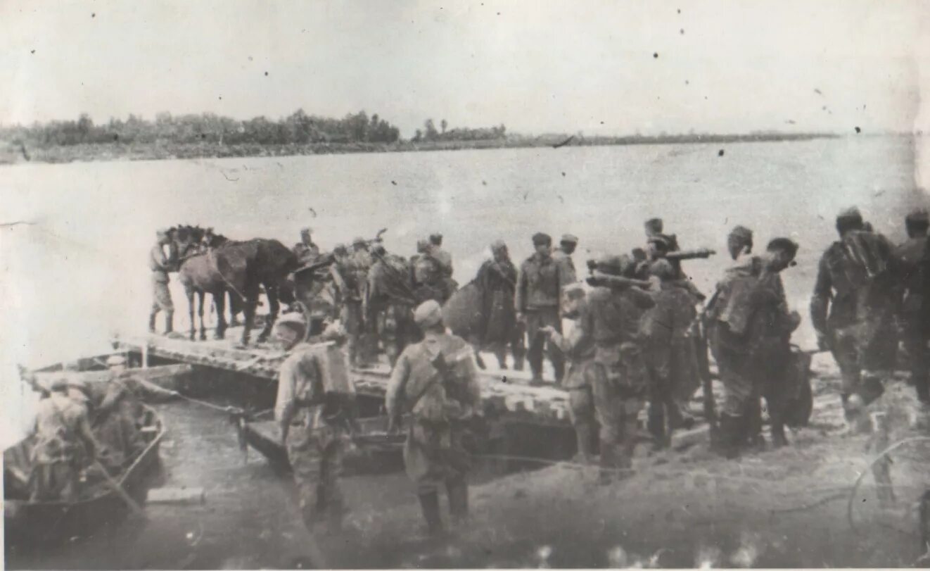 Переправа через энс. Переправа через реку днестр 1944 год. форсирование реки днестр 1944. переправа немцев через реку буг 1941. переправа через свирь 1944.