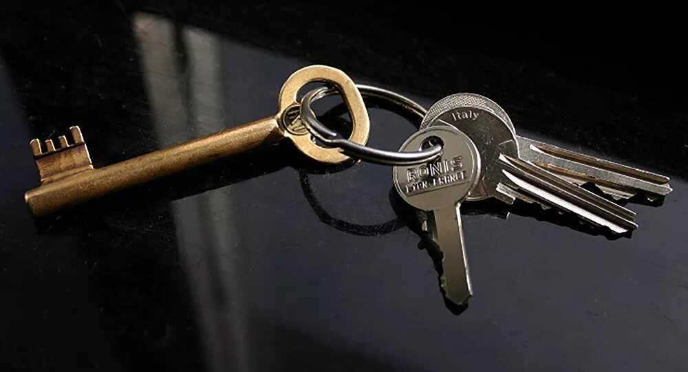 Найден ключ на дороге. Ключи от квартиры. Ключи от квартиры на столе. Ключи от квартиры связка. Красивые ключи от квартиры.