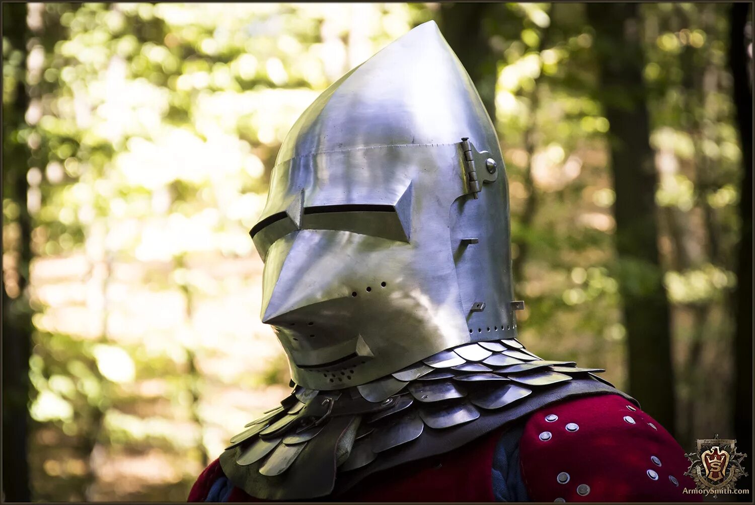 шлем римского воина. шлем римского центуриона. голова рыцаря. шлем армэ 15 века. голова рыцаря в шлеме.