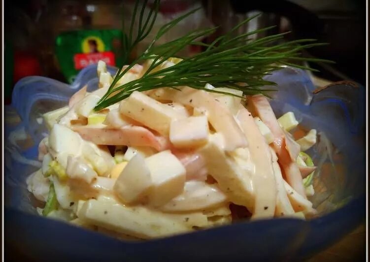 Кальмар с яблоком и яйцом. Салат с кальмарами и яблоком. салат из кальмаров с яблоками. салат с кальмарами и яйцом яблоком и зеленым. салат с кальмаром и зеленым яблоком.