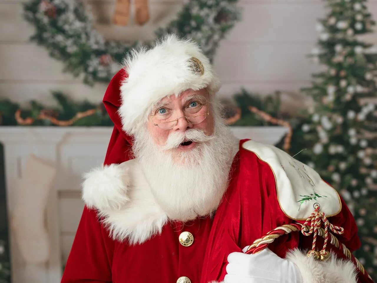 Город санта клауса в америке. Santa claus is a canadian citizen. Santa in town. Резиденция санта клауса в америке. Йоулупукки ниссе.