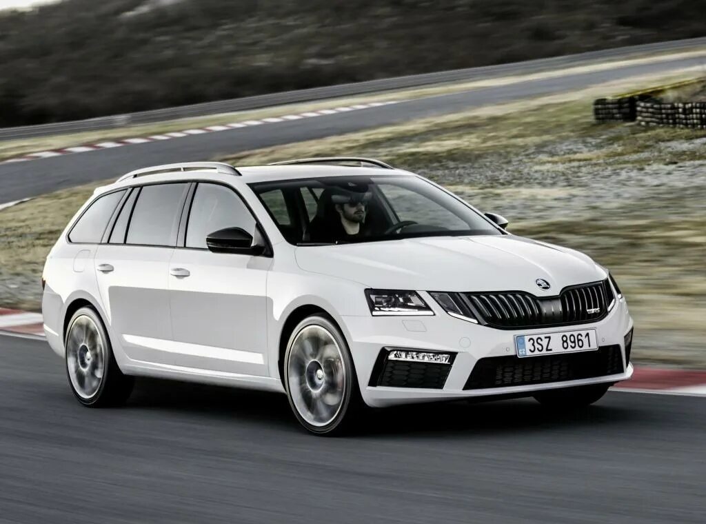 Skoda octavia rs 2019. Skoda Octavia универсал 2021. Škoda Octavia 2021 универсал. Skoda Octavia 2017 Combi. Skoda Octavia 2017 универсал.