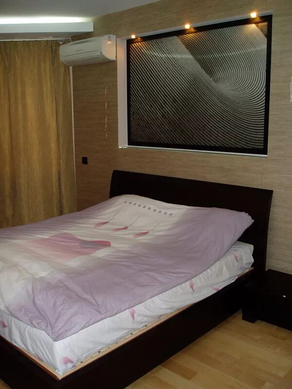 кровать в обычной квартире. кровать в комнате обычная. кровать в комнате обычная. кровать в комнате обычная. спальня в квартире.