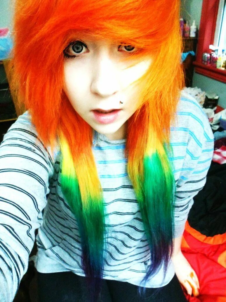 Scene hair. Ребекка с зелёными волосами костплей. Rainbow emo Style. Rainbow emo girl. Scene Rainbow emo background.