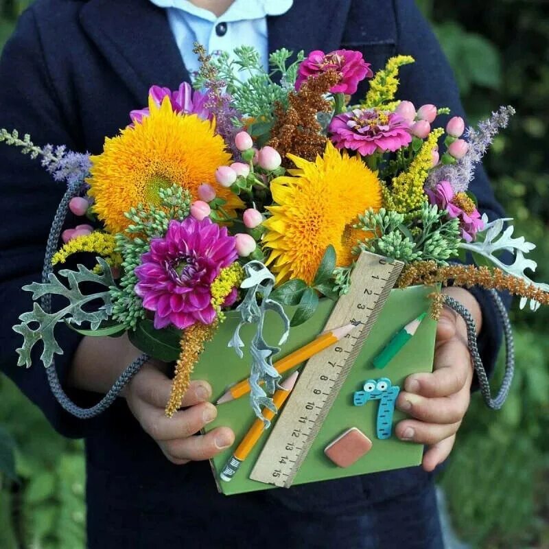 Букет на 1 сентября оригинальный. Букет для первоклассницы. Букет «первое сентября». 1 сентября оригинально. Необычный букет учителю.