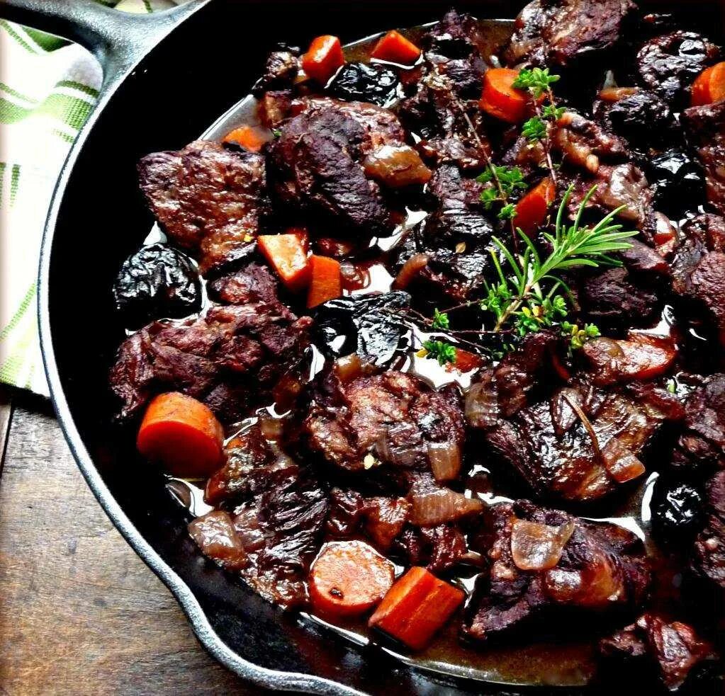 Как потушить мясо на сковороде