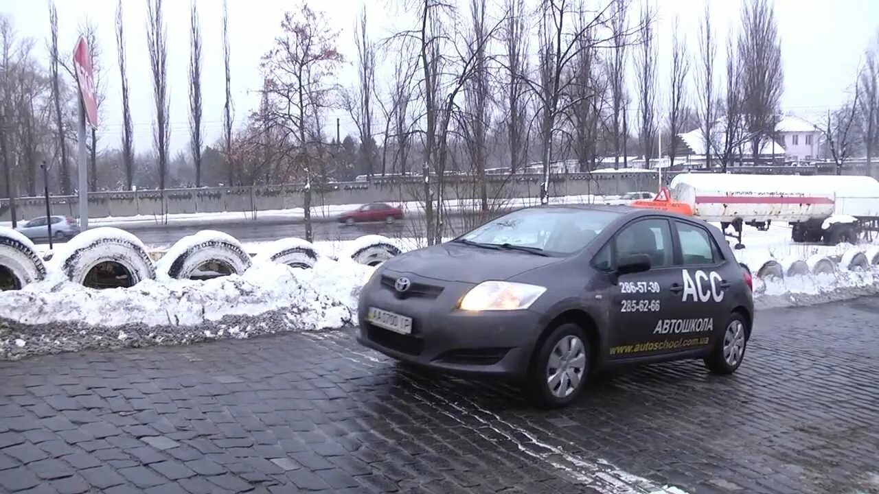 Включи горки машины. Трогание авто на подъеме. Трогание в горку зимой. КАМАЗ тронуться в горку. Троганье в горку с ручником.