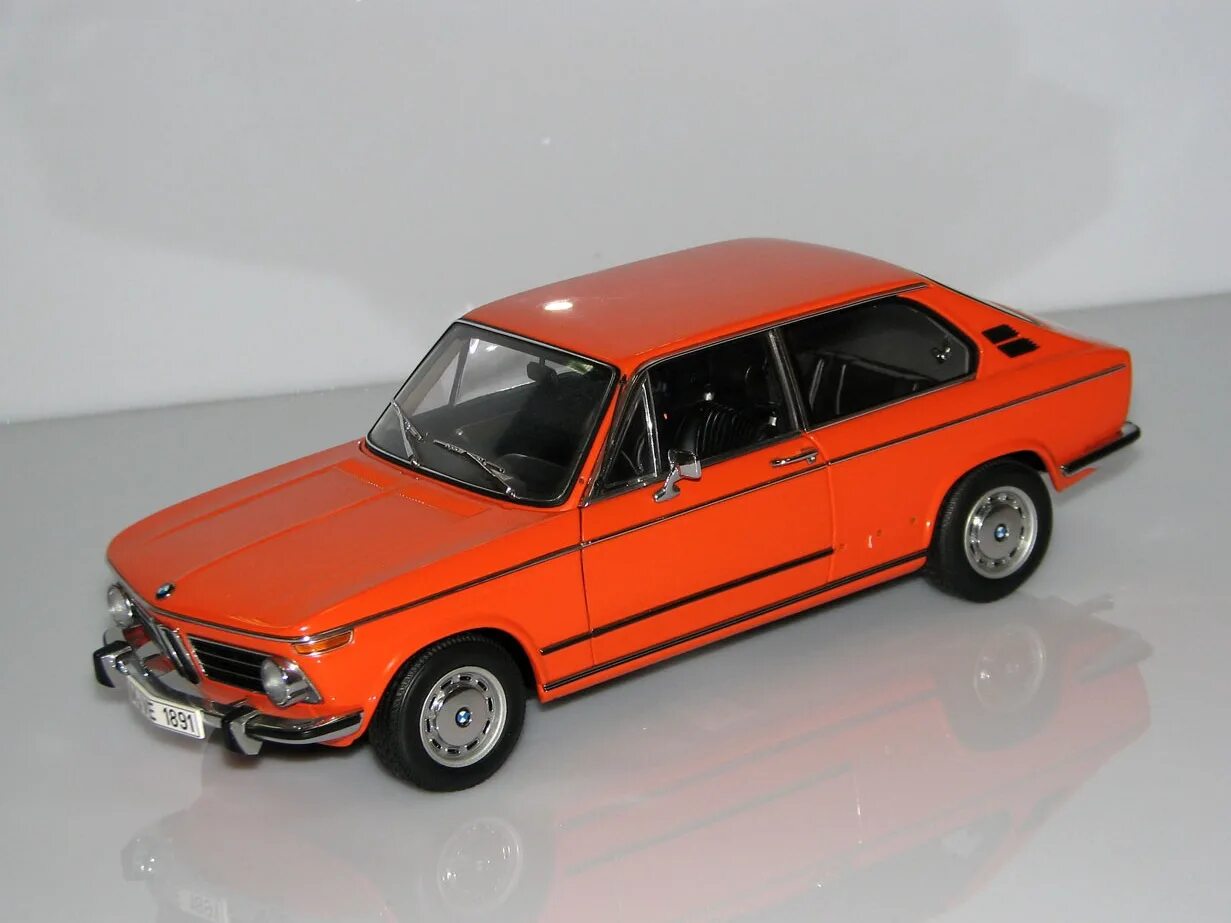 Газ 24 седан 1:43 ссср зеленая. Ваз-2102 «жигули». Автомобиль модель 1 модель 2. Автомобиль модель 1 модель 2. Ваз 2102 универсал.