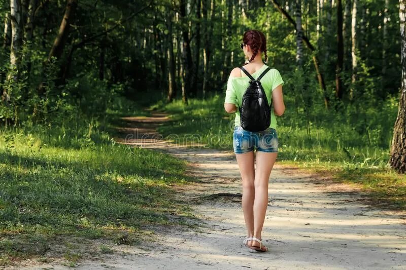 Оля гуляет. Девушка гуляет в парке. Гуляют по парку босиком. Стройная девушка гуляет. Девушка гуляет босиком в парке.