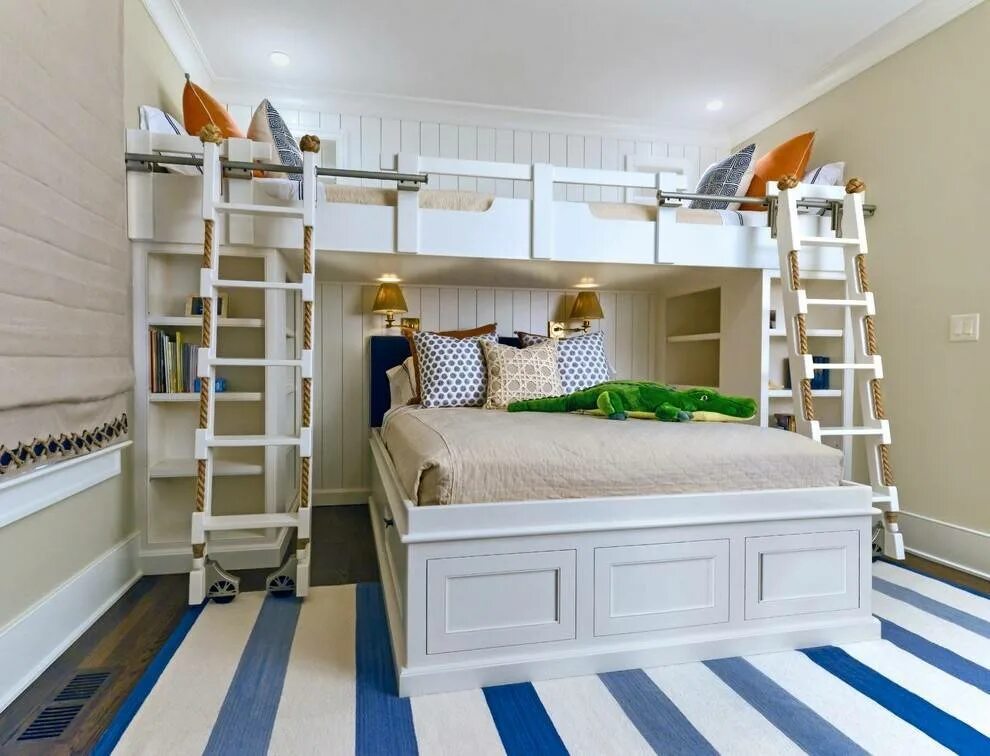 Двухэтажный спальный. Спальня с двухъярусной кроватью. Двухъярусная кровать для троих детей. Кровать детская двухэтажная дизайнерская. Интерьер детской комнаты с двухъярусной кроватью.