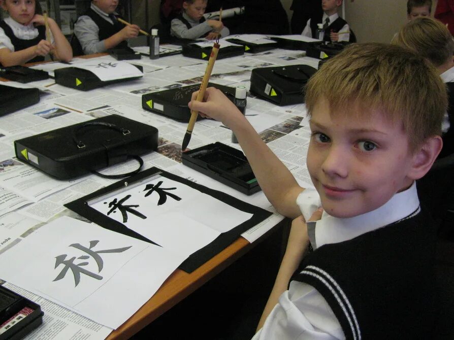 каллиграфия мастер класс. мк по каллиграфии. мастер каллиграфии. мастер класс по каллиграфии в библиотеке. мастер класс по китайской каллиграфии.