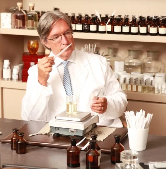 Фармацевт в лаборатории. Фармацевт баннер. Химики в лаборатории. Заведующий аптекой. Дама и аптекарь картинки.