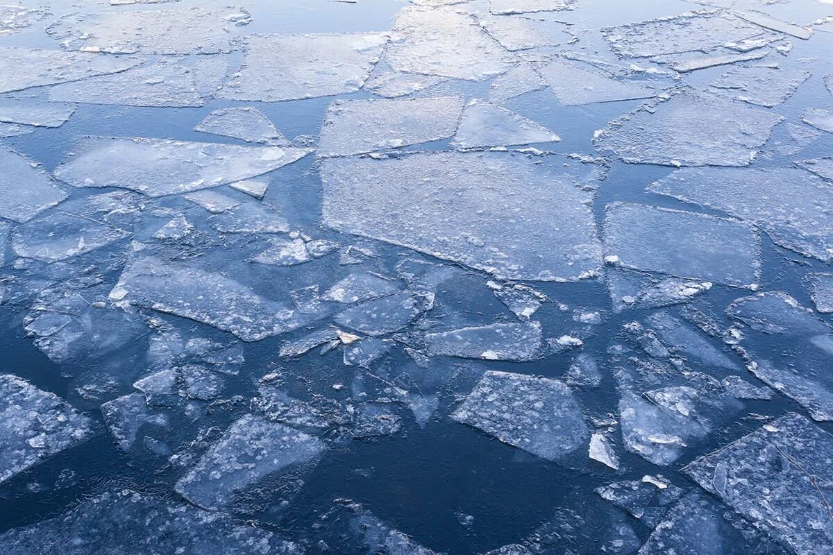 Ледяная река. Прочный лед. Потресканный лед. Треснутый лед. Кусочки льда на реке