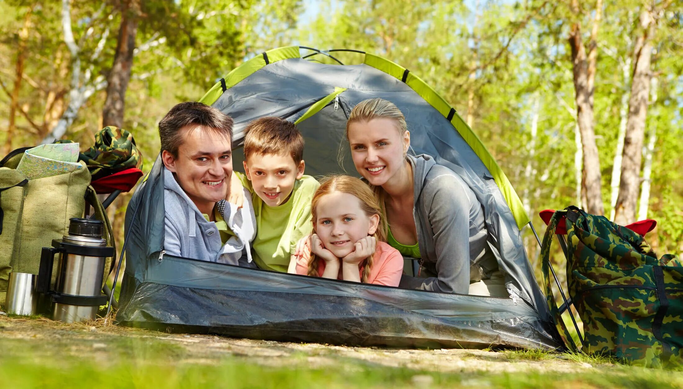 Camping with dad. Семейный поход. Семья в палатке. Семья на природе с палаткой. Семья в походе.