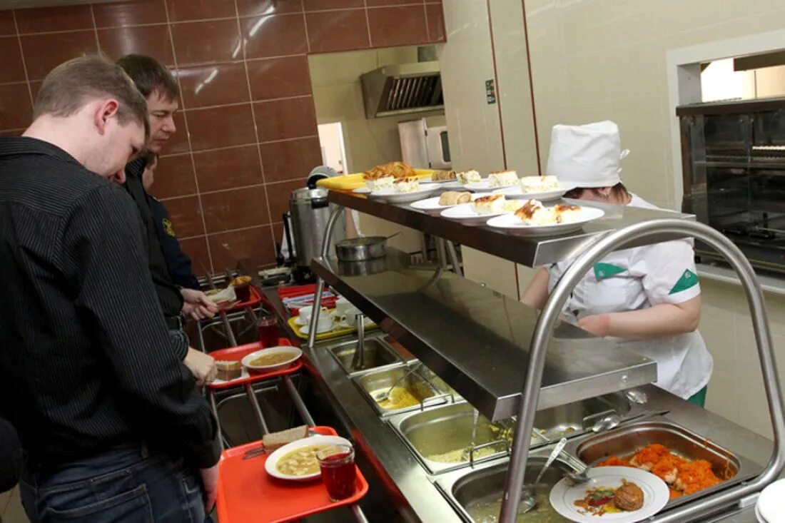 Еда в студенческой столовой. Питание в столовой университета. Столовая в универе. Питание в учебных заведениях. Столовые в университетах.