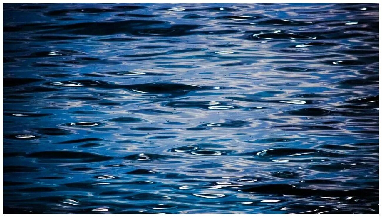 Hear on water. Hear on water. Блик на капле. Море вода. Блики на воде.
