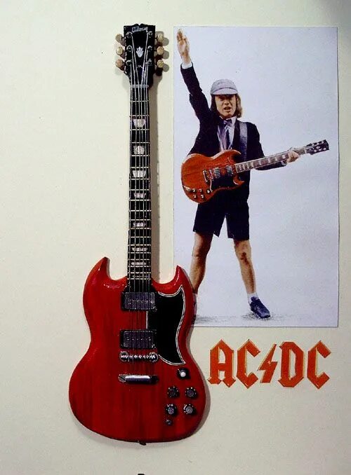 Angus young AC/DC гитара. Angus young с гитарой. Angus young lead Guitar AC/DC. АС ДС на гитаре.