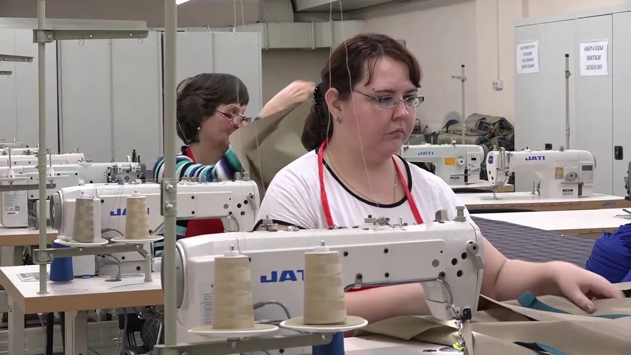 Девочка портниха. Швея. Ютуб швеи. Пошив одежды. Ютуб швеи.