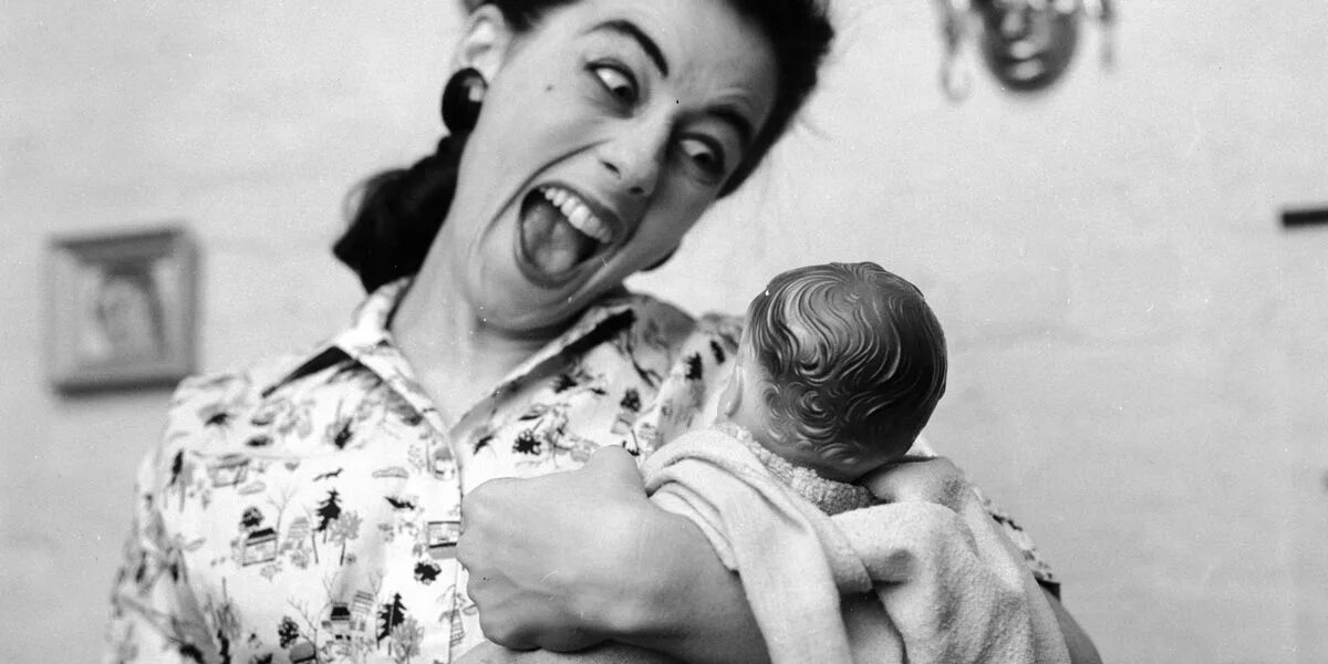 Страх мам. Страх мам. Мамочка в страхе. Несчастная женщина с ребенком. Раздраженный ребенок.