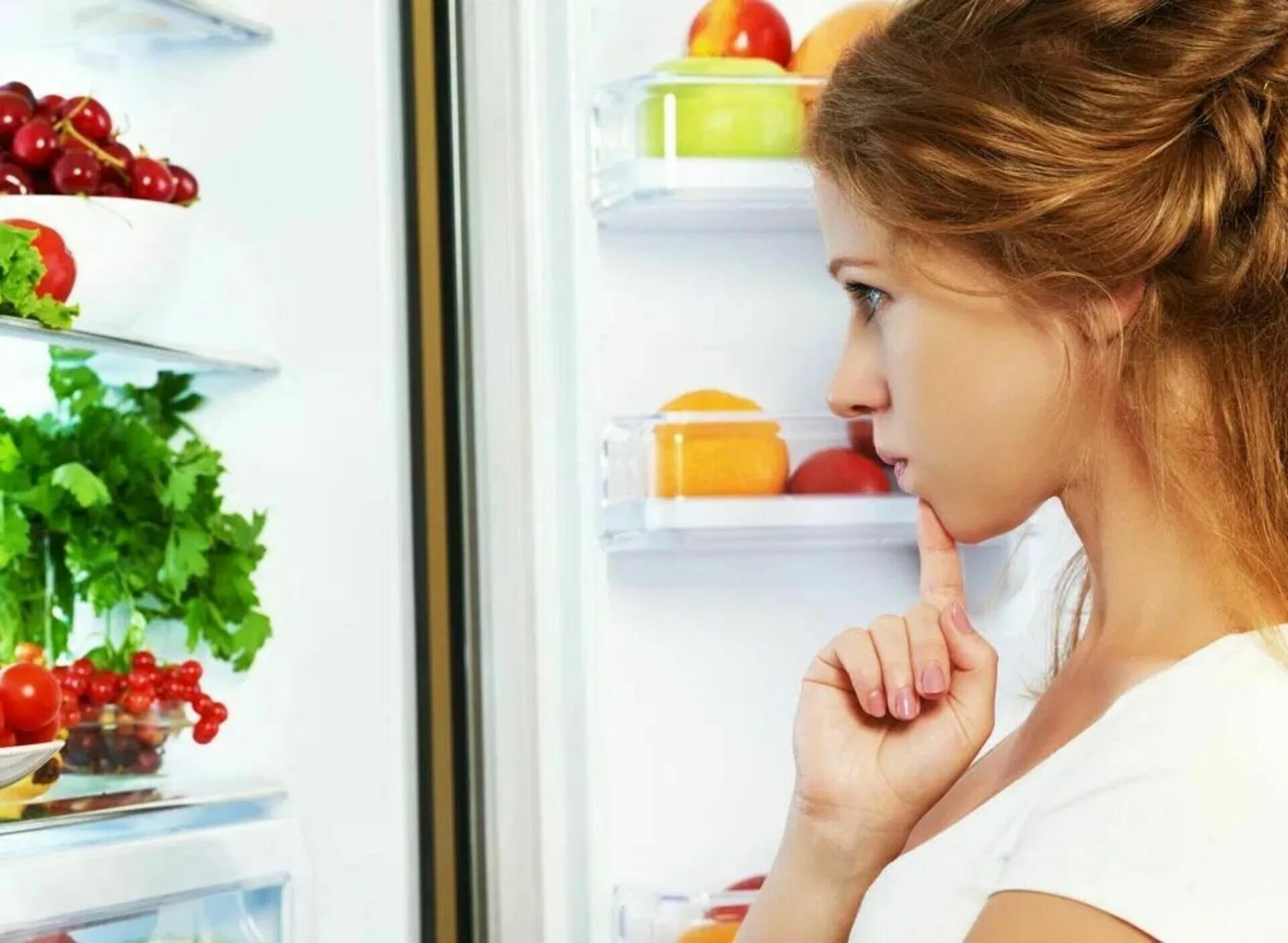 Почему сильный голод. Девушка у холодильника. Чувство голода. Девушка заглядывает в холодильник. Стресс на диете.