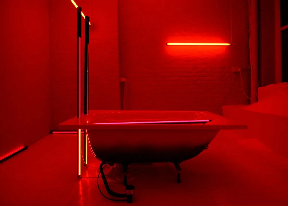 Красная комн. Red Room" красная комната  (1999) ужасы ". Комната с красной подсветкой. Ванная комната с красной подсветкой. Красное освещение.