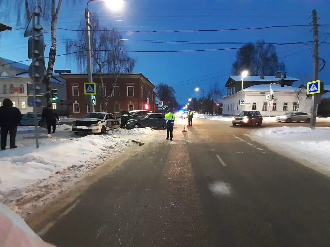 Авария в костроме с ребенком. ДТП Кострома на Текстильщиков. Свердлова 28 Кострома. ДТП на улице зеленая г.Костромы на той неделе. Авария в городе Смоленске на улице Свердлова 13 января.