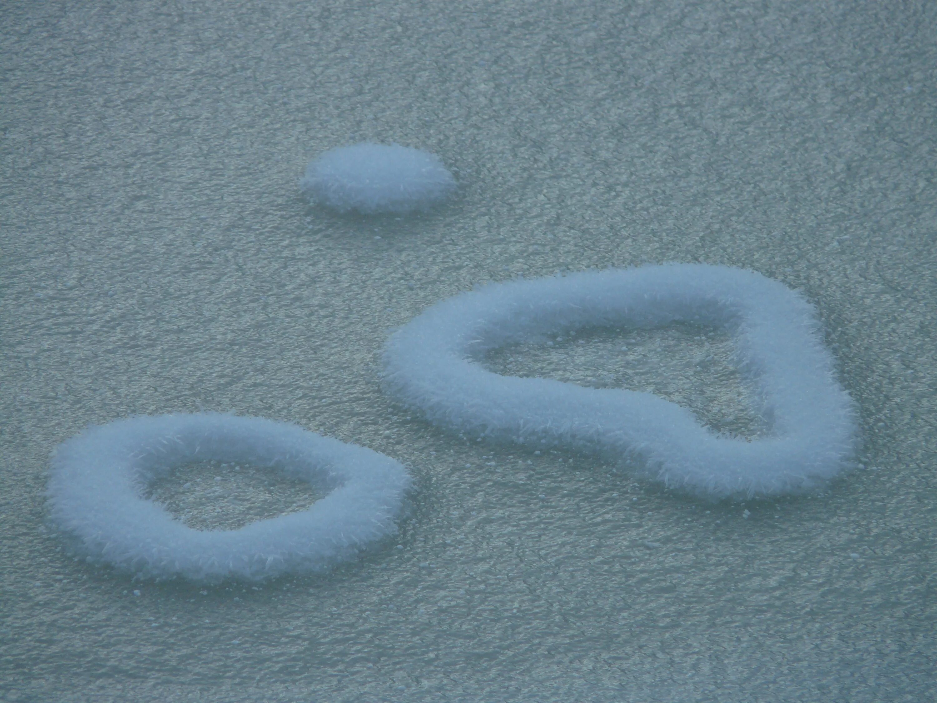 Снежок номер 2. Сердце из снега. Сердце на снегу. Песок на снегу. Снежок из песка.