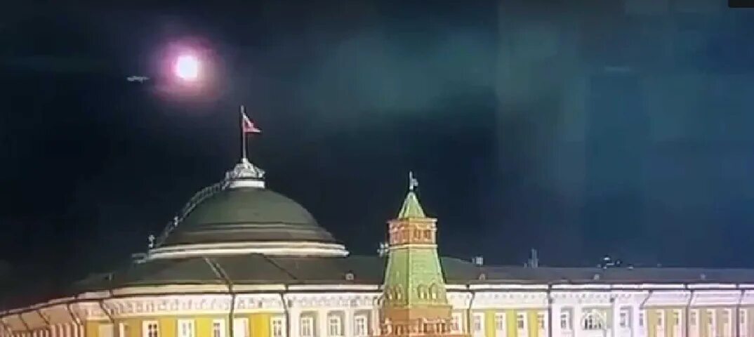 Нападение на кремль. Беспилотник над Кремлем. Атака на Кремль. Крыша Кремля.