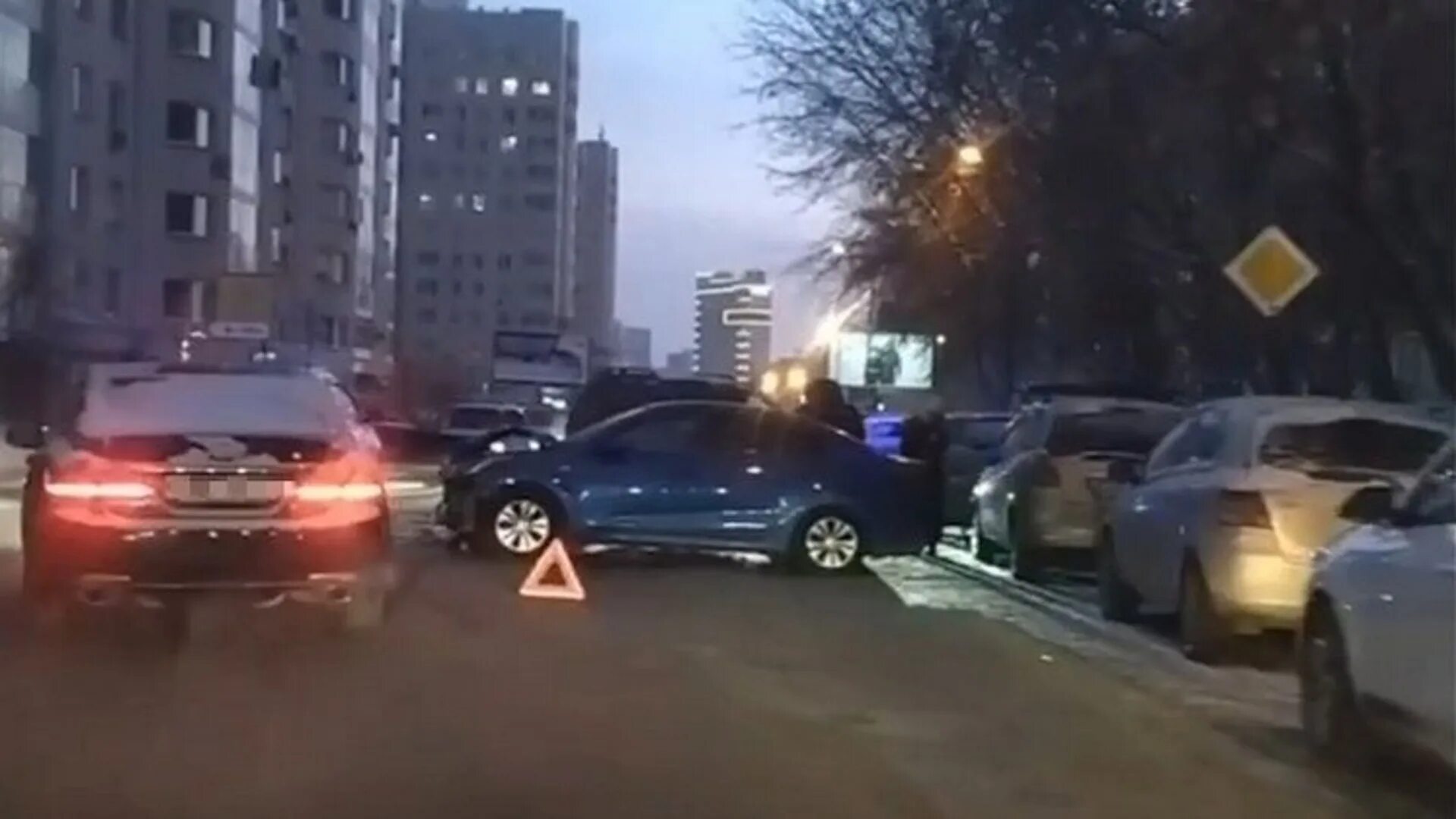 дтп машина без страховки. ауди врезалась в столб пмр. дтп в г челябинске вчера вечером вечером. дорогие машины в россии. дтп машина без страховки.