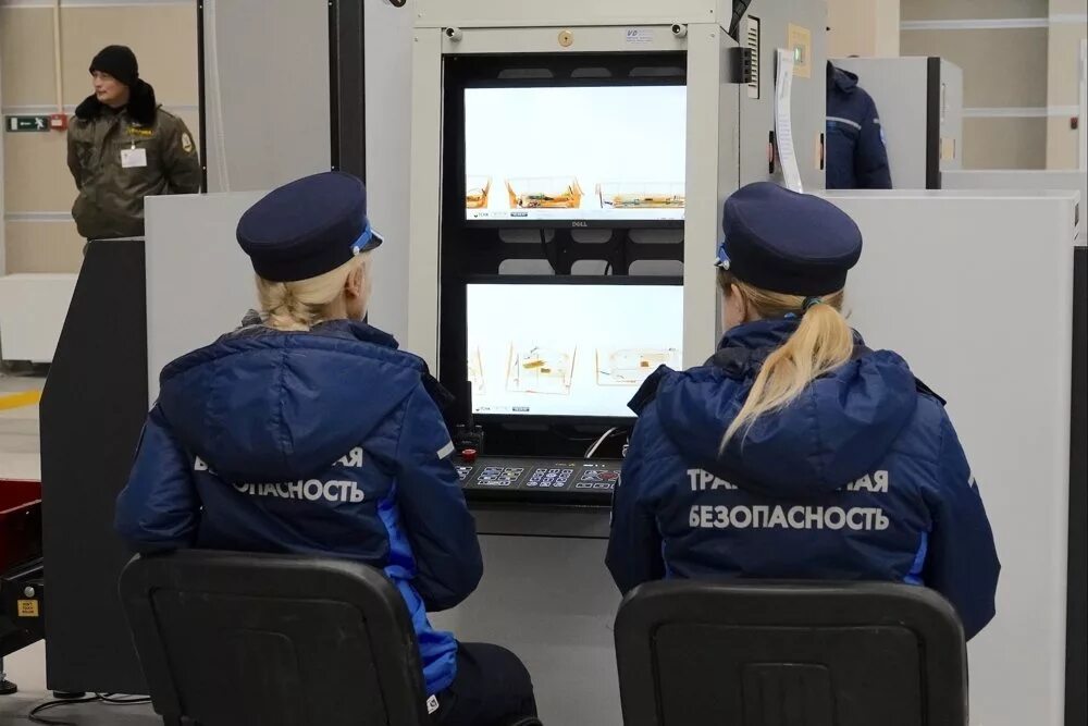 Логист. Юлия юрова помощник машиниста. Кондуктор. Иван попов машинист электропоезда. Специалист по логистике.