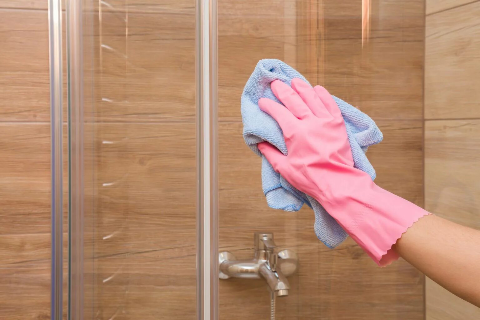 Уборка в ванной. Мытье душевой кабины. Перчатки для уборки ванной. Мытье стеклянных дверей.