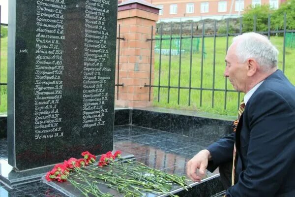 Похоронила дедушку. Могила дедушки. Внук и дедушка на могиле. Малгобеке погибших памятники. Внук у военной могилы Деда.