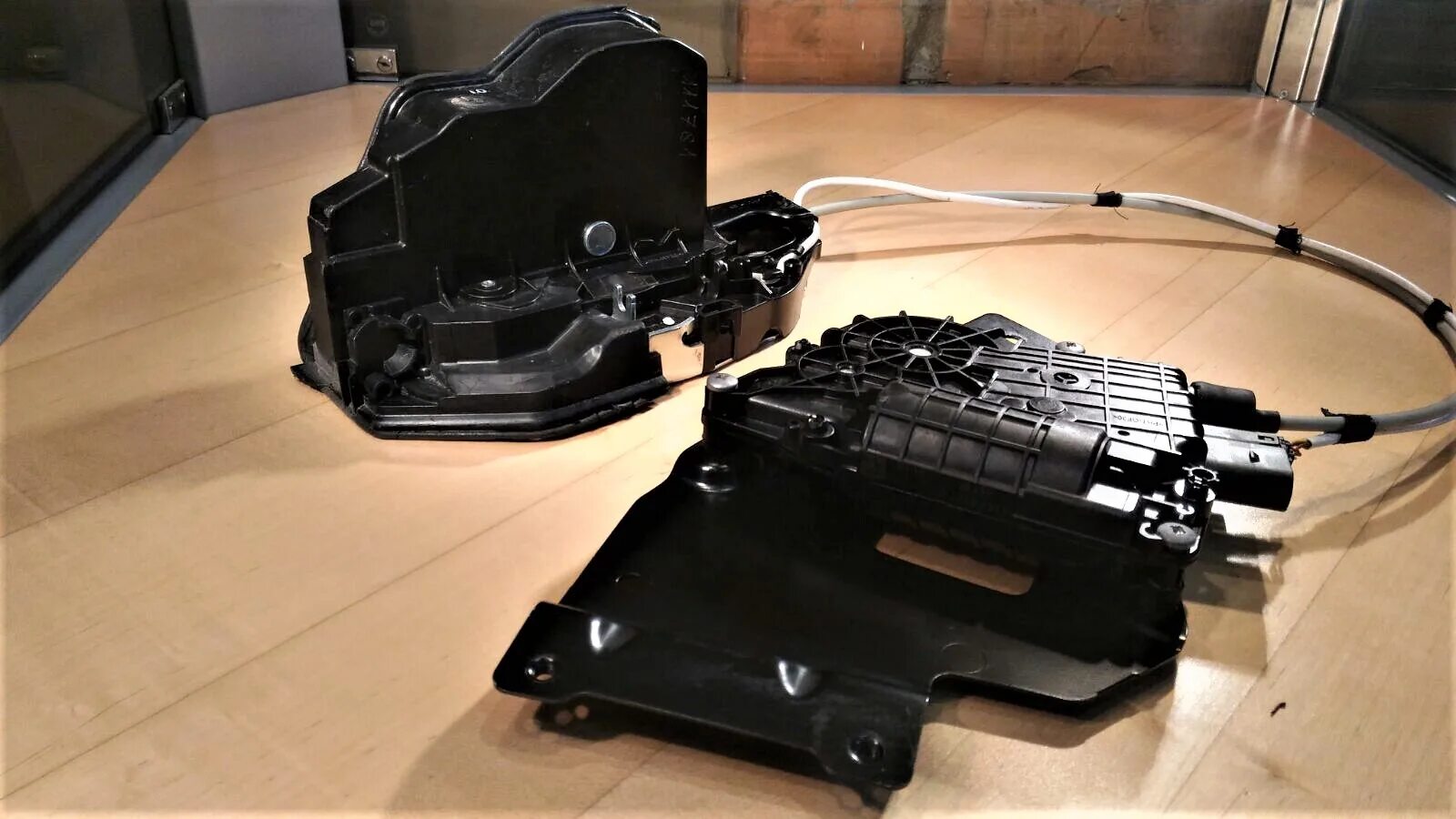 Доводчики бмв х5 е70. Доводчики дверей bmw g30. доводчик двери x5 f15. доводчик двери bmw f02. доводчики для дверей bmw x6.