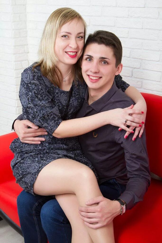 Первая девушка. Взрослая женщина и юноша. Девочки занимаются любовью. Майкл сера бунтующая юность фильм 2009. Бунтующая юность (youth in revolt), 2009.