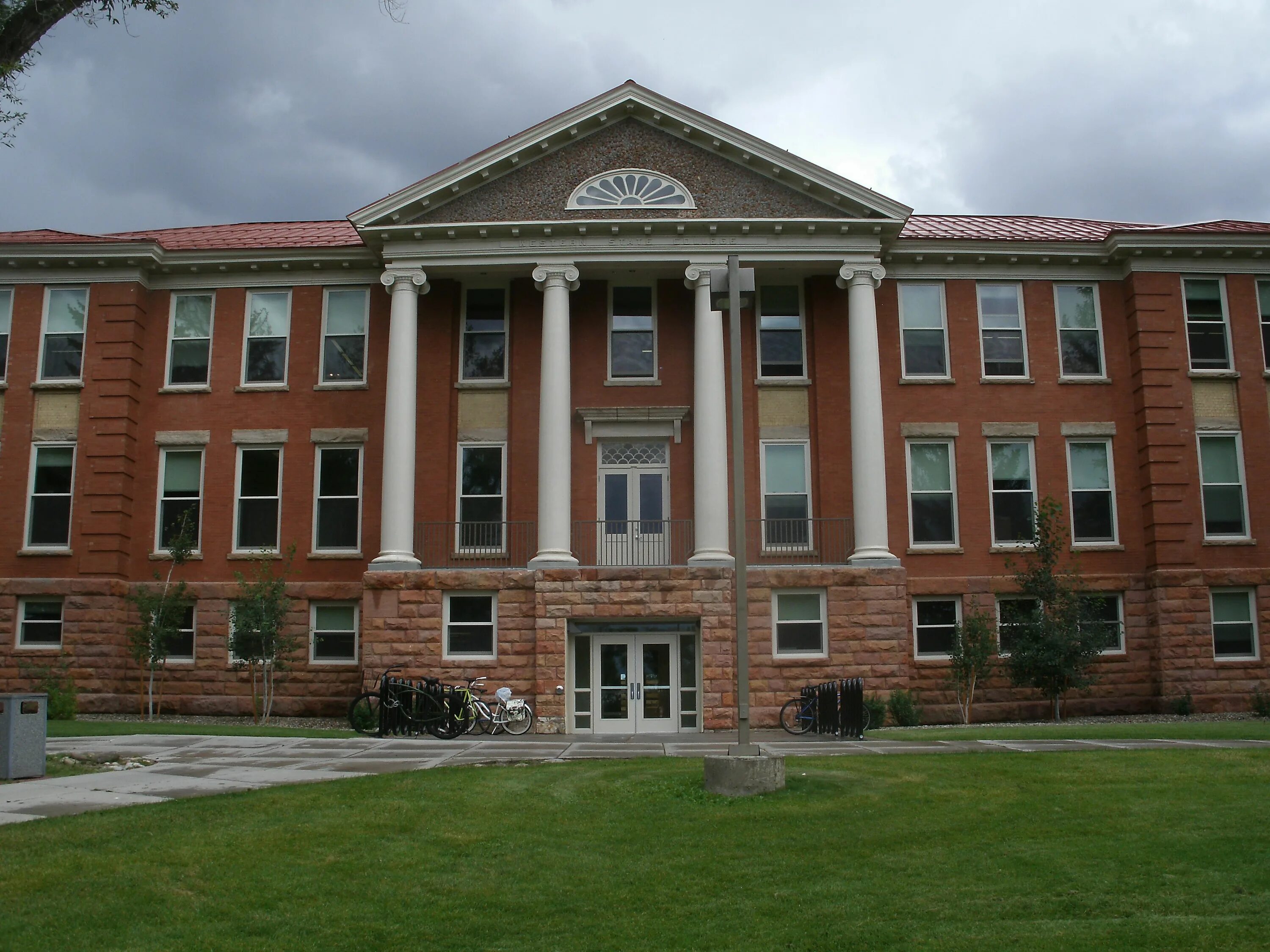 State school in britain. Университет Колорадо США. Старшая школа в Америке здание. Colorado США колледж. Американская школа снаружи.
