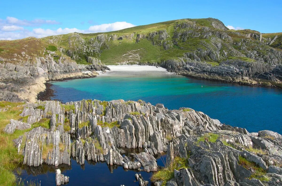 Остов вакансии. Остров Mull Шотландия. Isle of Rona остров. Остров Рона Шотландия. Оркнейские острова.