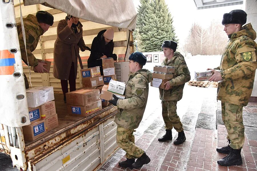 Пункты гуманитарной помощи для военнослужащих. Гуманитарка для военных. Гумпомощь для военнослужащих. Сбор гуманитарной помощи. Гуманитарный груз.