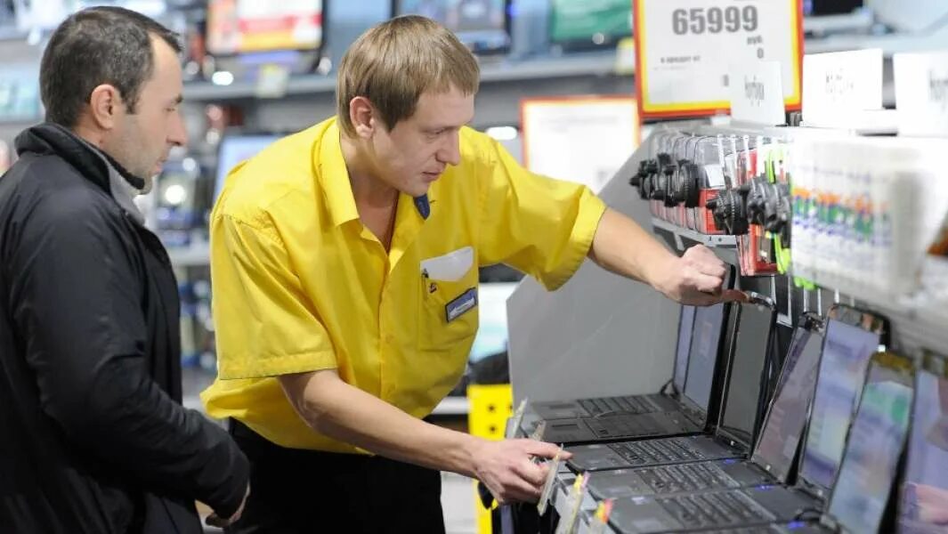 Товары в магазине техники. Продавец консультант в магазин электроники. Продавец электроники. Продавец техники. Продавец компьютеров.
